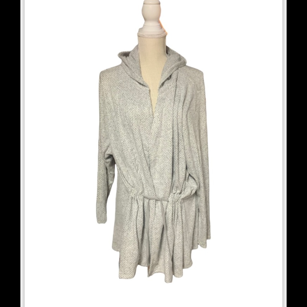 Peyton Primrose‎ sweater